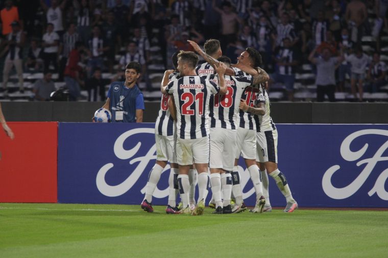 Los jugadores de Talleres celebran el gol de la victoria.