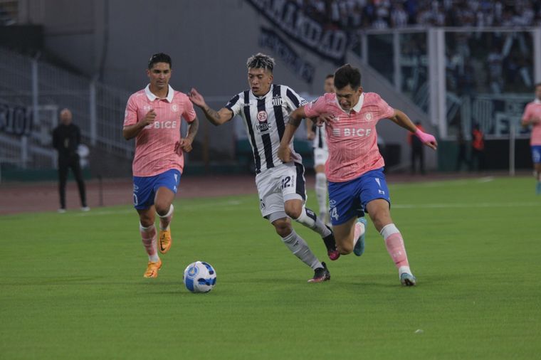 Esquivel fue la figura en el triunfo de Talleres ante Universidad Católica.