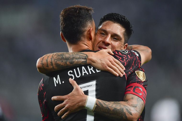 FOTO: Enzo Pérez felicita a Matías Suárez, que volvió tras una larga recuperación. 