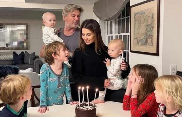 FOTO: El actor con parte de su familia.Falta la hija que tuvo con Kim Basinger.
