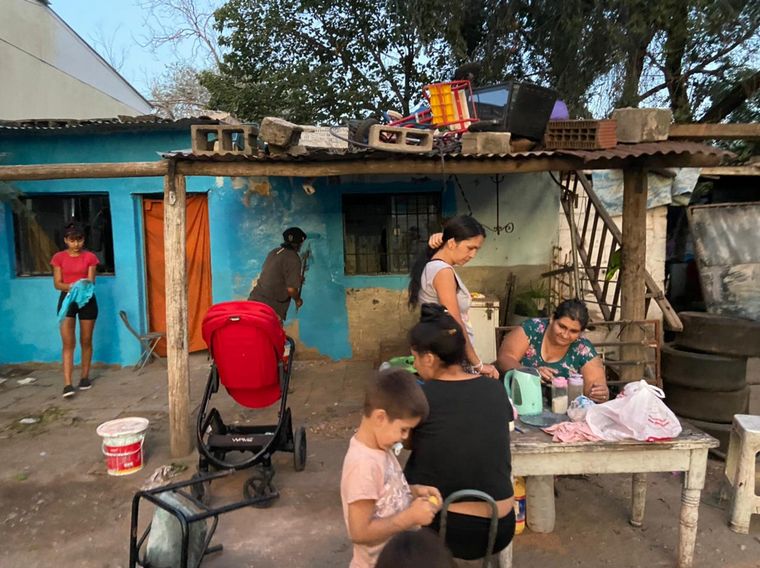 Vecinos de Villa La Tela celebran los “100 frentes pintados”.