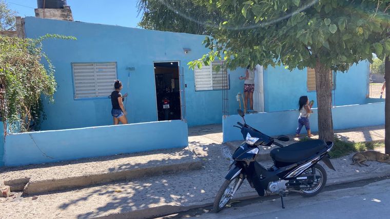 Vecinos de Villa La Tela celebran los “100 frentes pintados”.