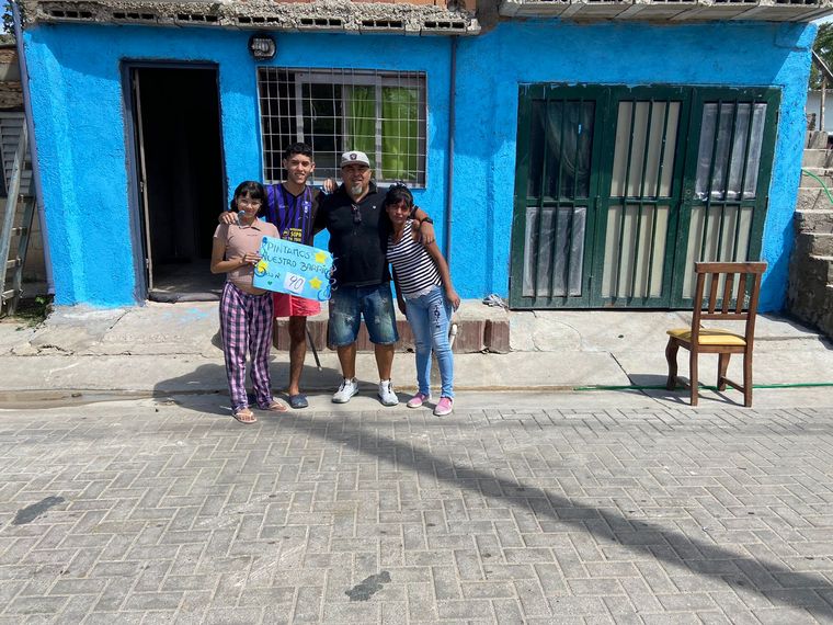 Vecinos de Villa La Tela celebran los “100 frentes pintados”.