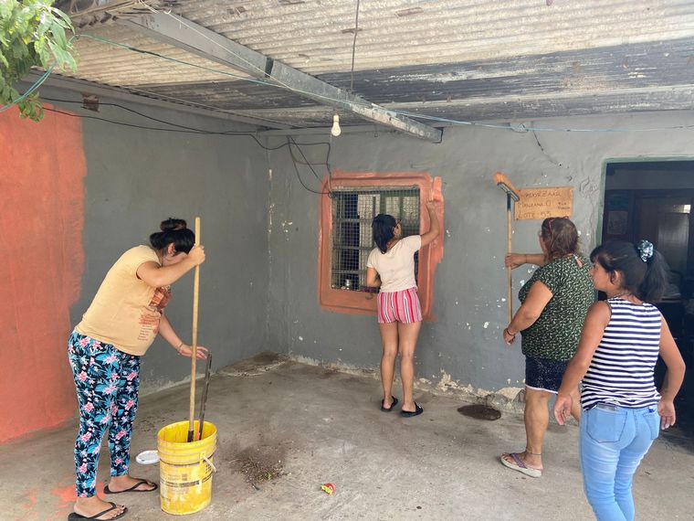 Vecinos de Villa La Tela celebran los “100 frentes pintados”.