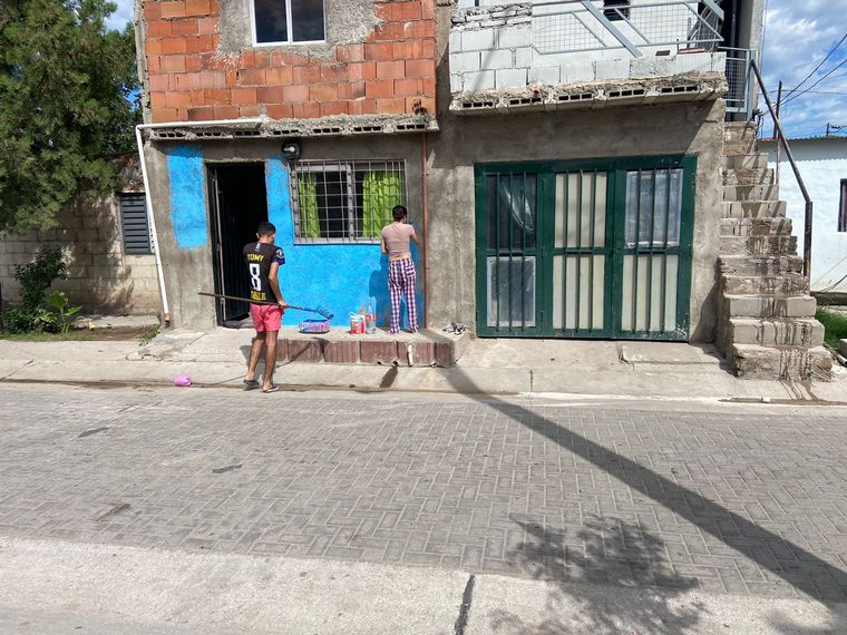 FOTO: Vecinos de Villa La Tela celebran los “100 frentes pintados”.