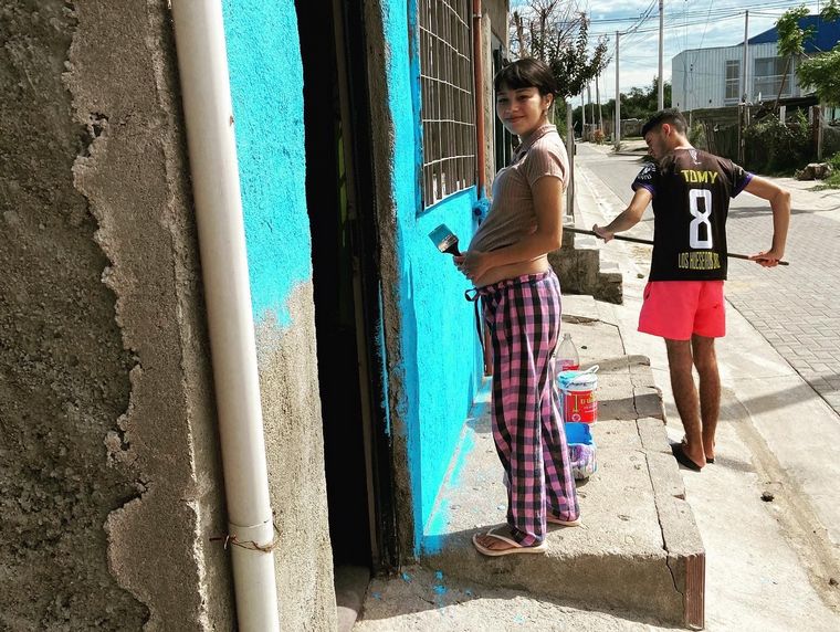 FOTO: Vecinos de Villa La Tela celebran los “100 frentes pintados”.