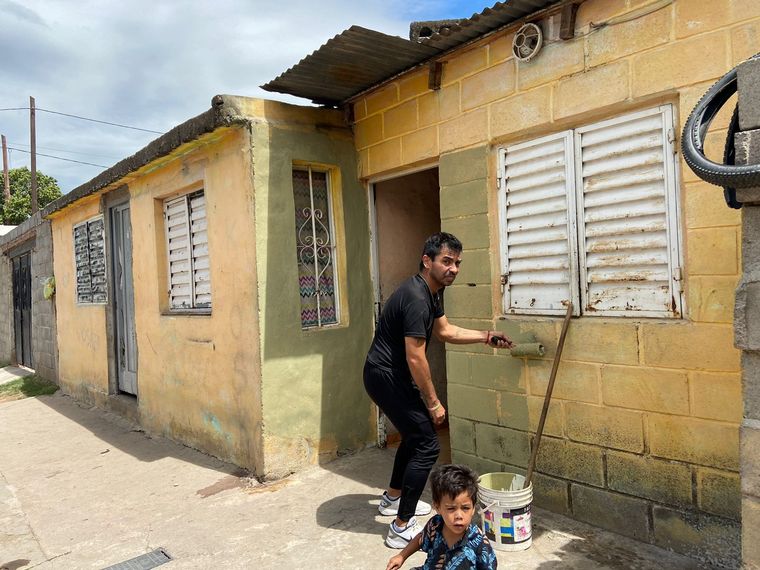 Vecinos de Villa La Tela celebran los “100 frentes pintados”.
