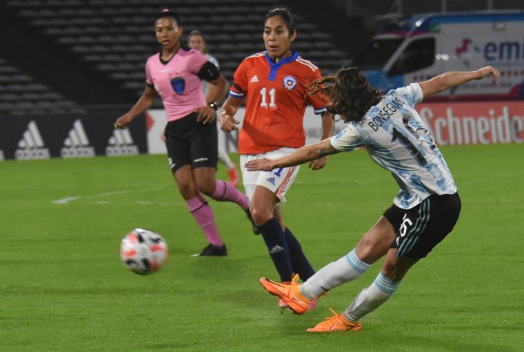 FOTO: La Selección Femenina de fútbol se midió ante Chile en el Kempes