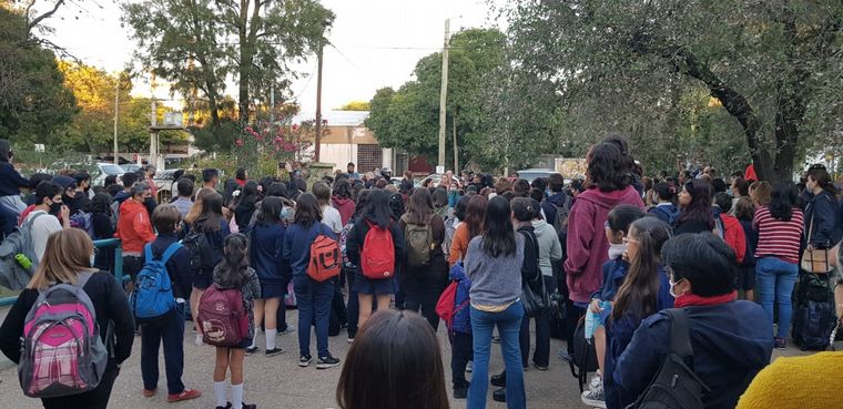 Protesta en el Colegio Domingo Zipoli.