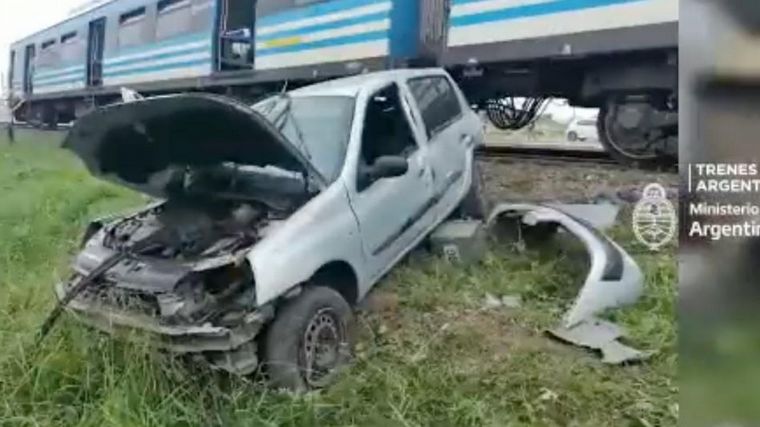 FOTO: Un tren arrolló a una familia a bordo de un auto