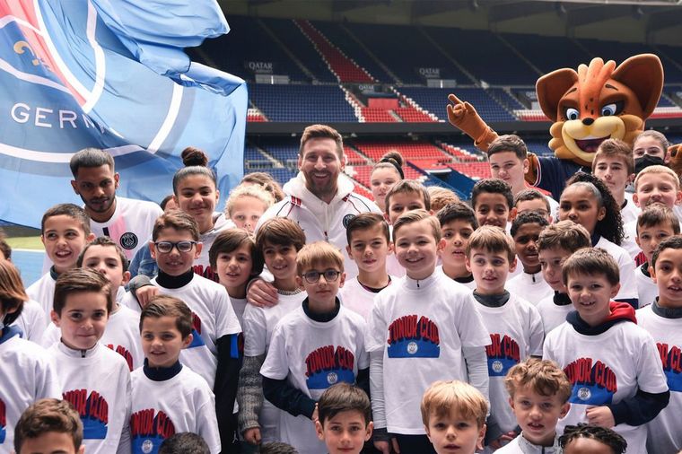 FOTO: Lionel Messi posa junto a los chicos del PSG Junior en el Parque de los Príncipes.