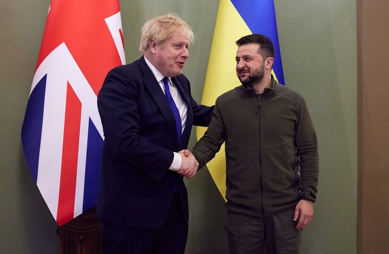 FOTO: Boris Johnson viajó a Ucrania y se reunió con el presidente Volodimir Zelenski