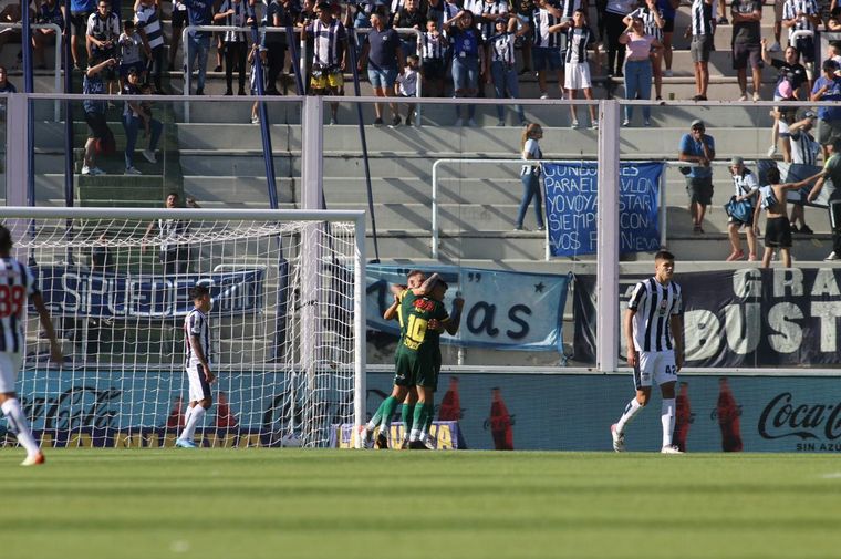 Defensa y Justicia goleó por 5-1 a Talleres en Córdoba.