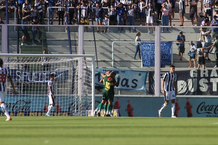 FOTO: Defensa y Justicia goleó por 5-1 a Talleres en Córdoba.