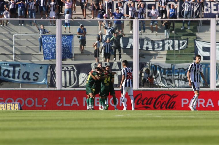 Defensa y Justicia goleó por 5-1 a Talleres en Córdoba.