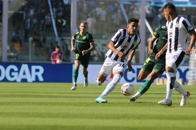 Defensa y Justicia goleó por 5-1 a Talleres en Córdoba.