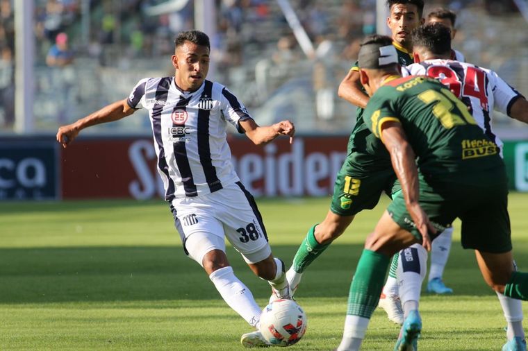 Defensa y Justicia goleó por 5-1 a Talleres en Córdoba.