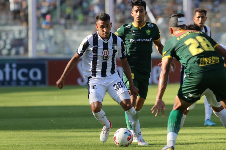 Defensa y Justicia goleó por 5-1 a Talleres en Córdoba.
