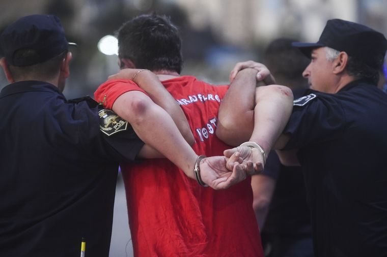50 detenidos en una interna de barras de Independiente.