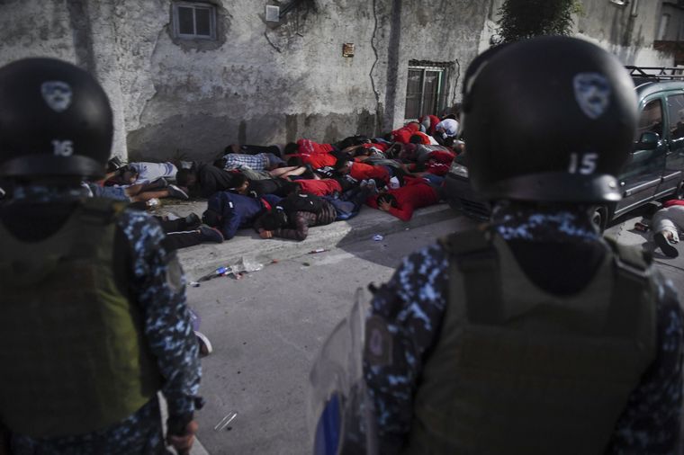 50 detenidos en una interna de barras de Independiente.