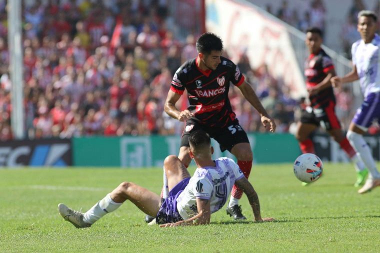 Instituto batalló para lograr un triunfo clave y seguir en la pelea. 