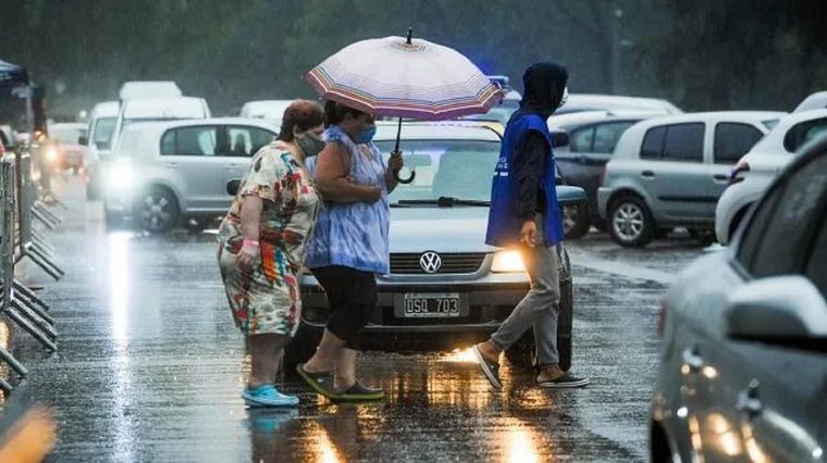 La lluvia no para y ya cayeron casi 50 milímetros en Rosario (Imagen: La Capital).