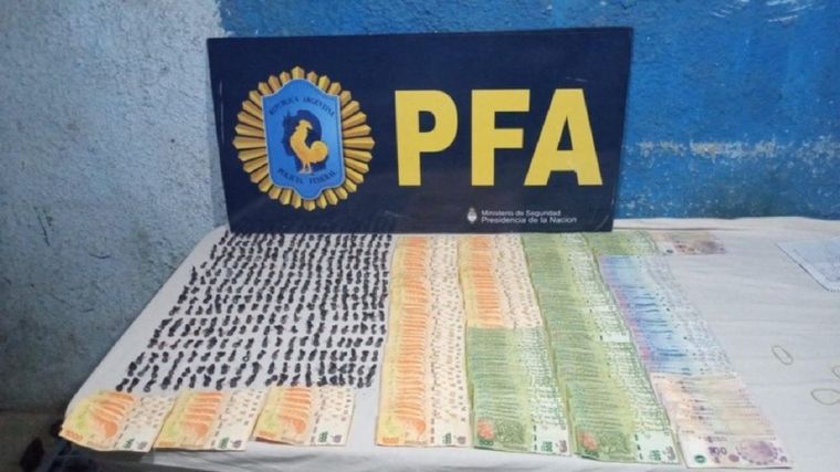 El allanamiento terminó con droga incautada y detenidos (Imagen: Versión Rosario).