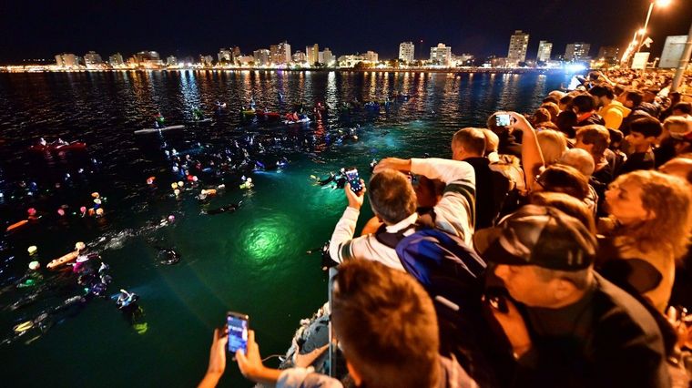 Los fieles acompañan con velas. tulipas y linternas.