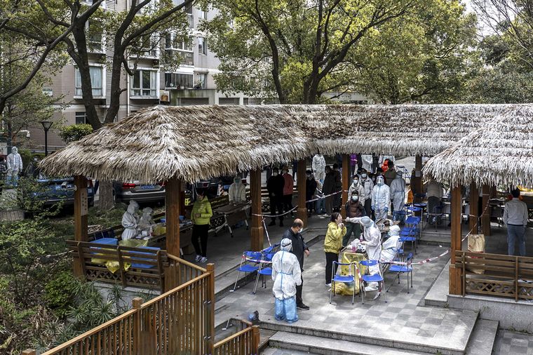 Más de 23 mil contagios en un día en Shanghái.