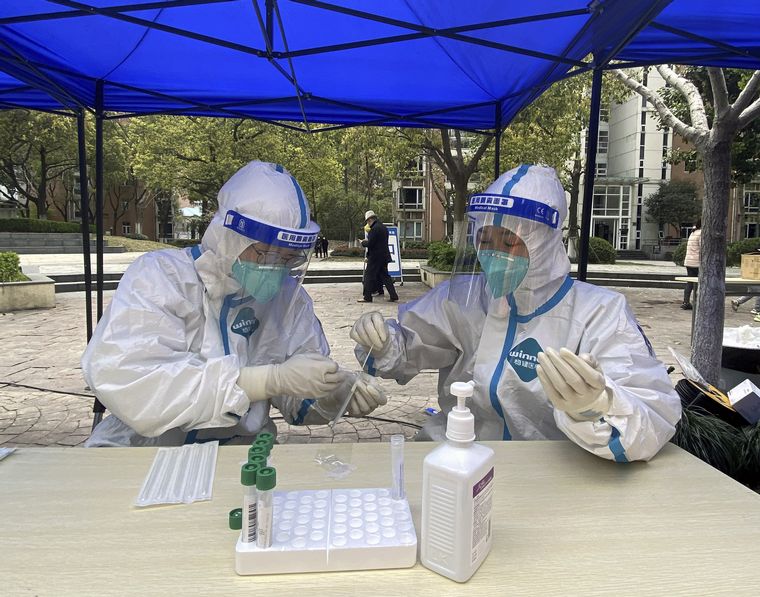 Más de 23 mil contagios en un día en Shanghái.