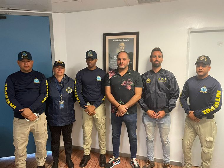 Cositorto junto a personal de Interpol Argentina.