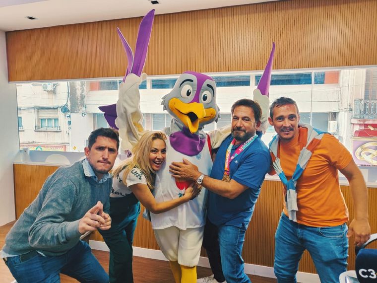 FOTO: El personaje oficial de los Juegos Suramericanos estuvo en Cadena 3 Rosario.