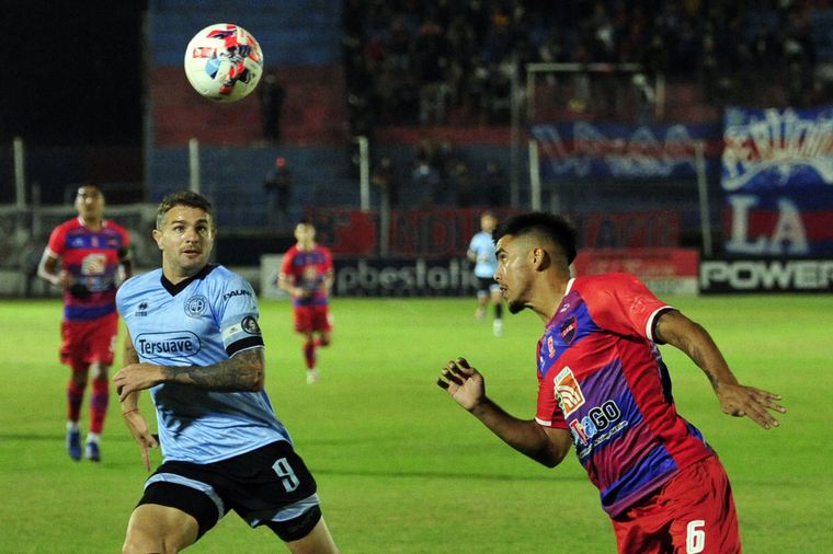 Goleador y figura. Pablo Vegetti marcó el único tanto del encuentro en Santiago.