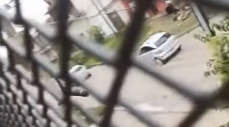 FOTO: Alumno filmó desde cómo le roban el auto a una docente