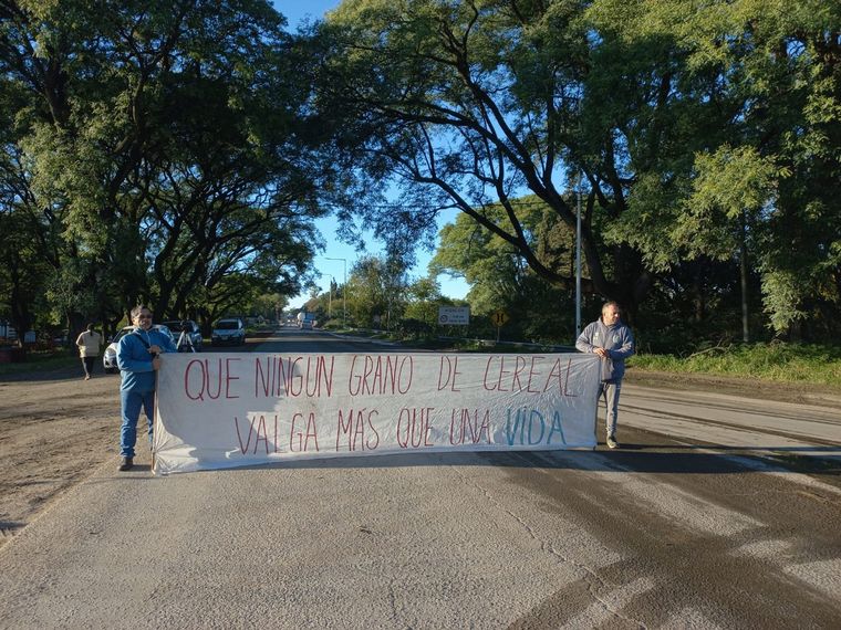 Vecinos realizaron una protesta en Villa La Ribera.