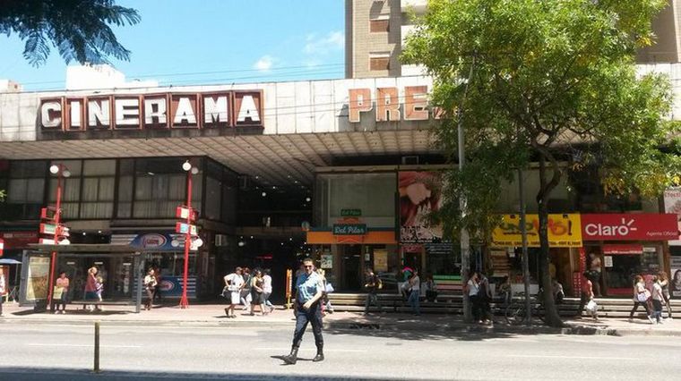 FOTO: El Complejo Cinerama reabre sus puertas tras más de un año y medio de cierre.