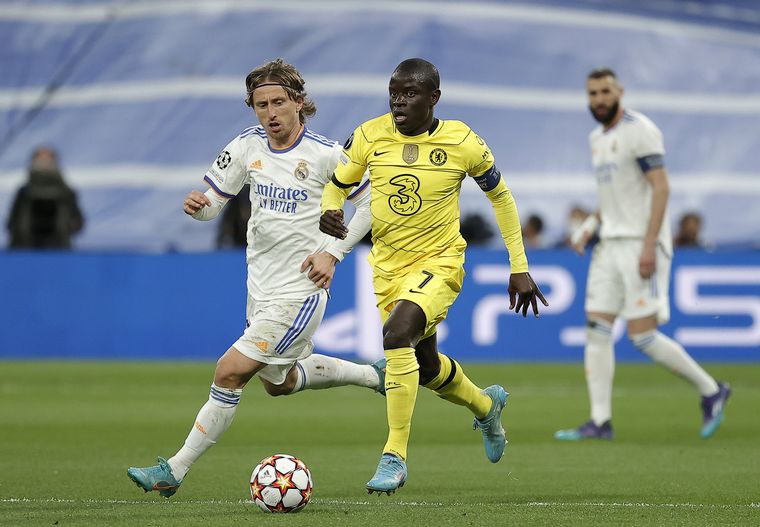 Kanté y Modric disputan el balón.