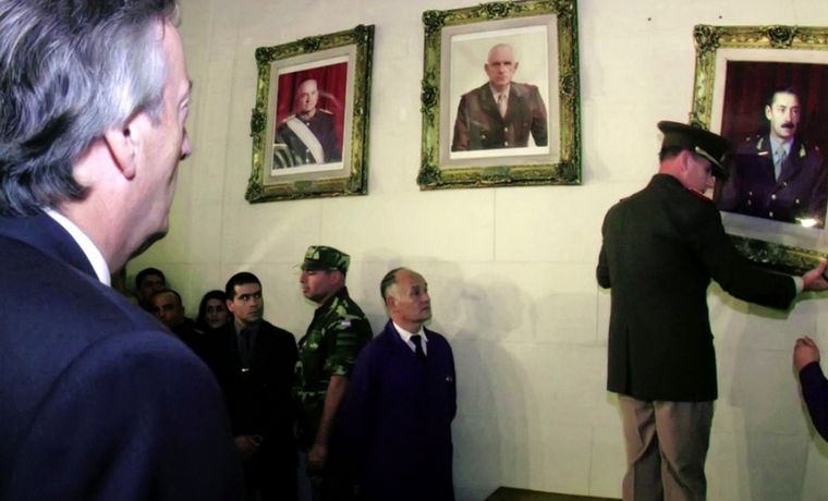 FOTO: El 24 de marzo de 2004, Kirchner hizo bajar los cuadros del Colegio Militar.