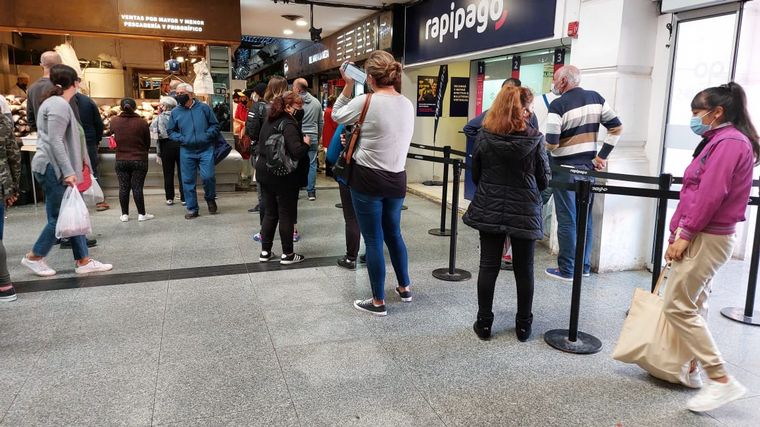 Largas colas para comprar pescado en el Mercado Norte