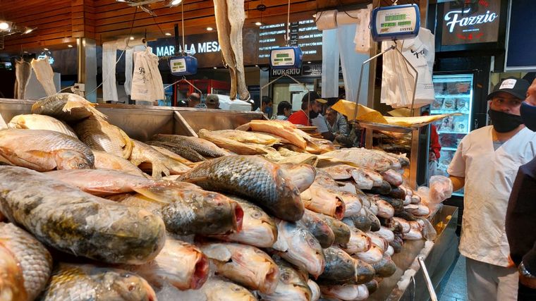 FOTO: Largas colas para comprar pescado en el Mercado Norte