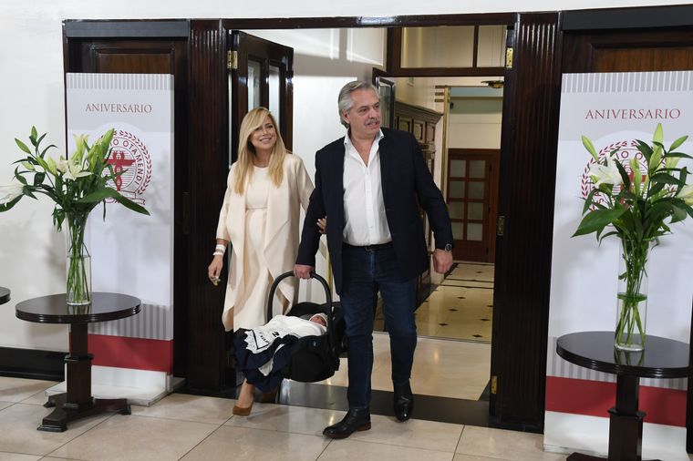 FOTO: Alberto Fernández y Fabiola Yáñez presentaron a su hijo Francisco