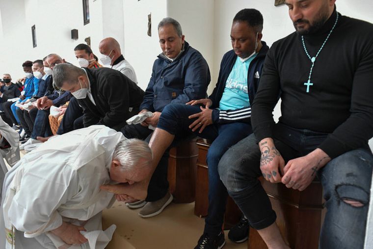 FOTO: Bergoglio visitó una cárcel en Civitavecchia, a 65 kilómetros del Vaticano. 
