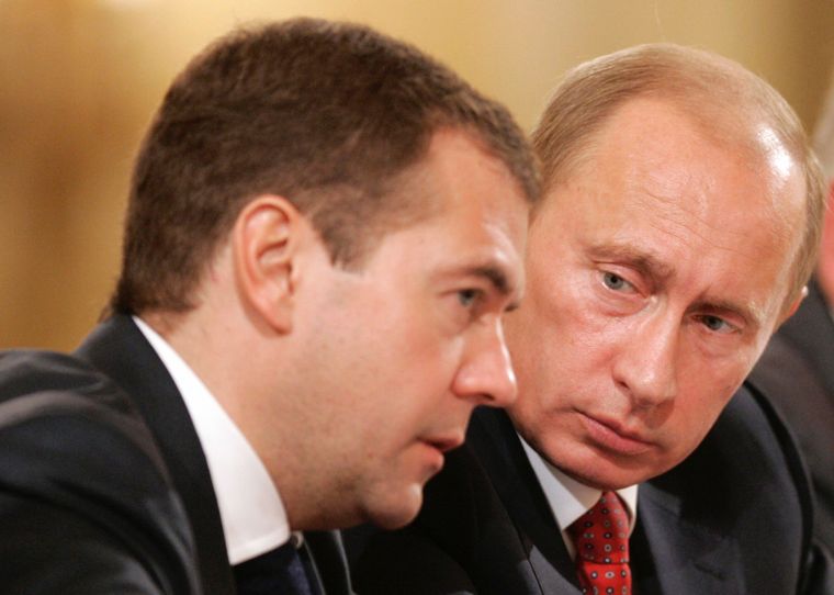 El ex primer ministro ruso, Dmitri Medvedev, junto a Vladimir Putin (Archivo).