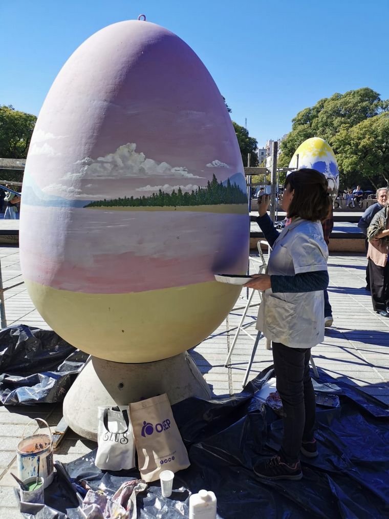 AUDIO: Diez huevos de Pascua gigantes adornan la plaza en Mendoza