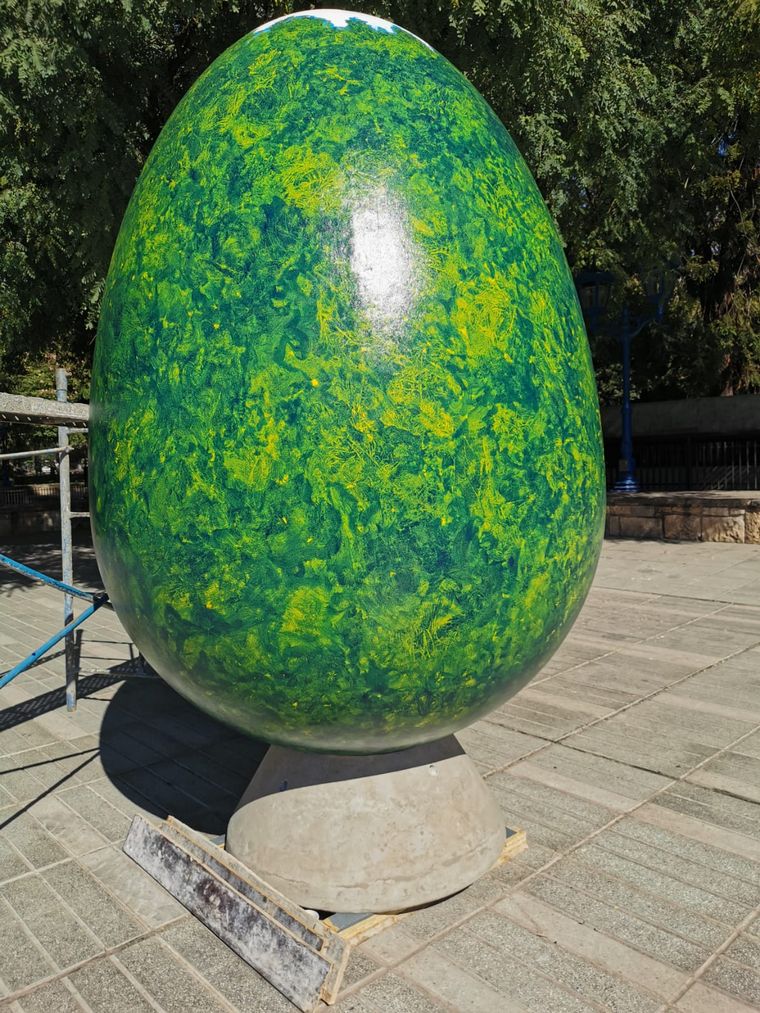 FOTO: Mendoza: diez huevos de Pascua adornan la Plaza Independencia