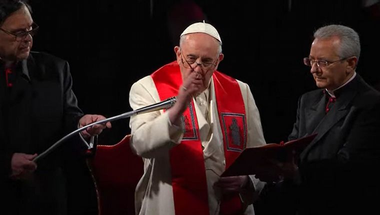 FOTO: El Papa presidió el tradicional vía crucis.