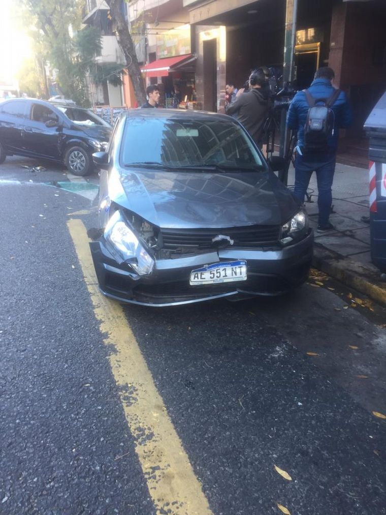 AUDIO: Buenos Aires: un auto volcó y chocó a otros dos estacionados