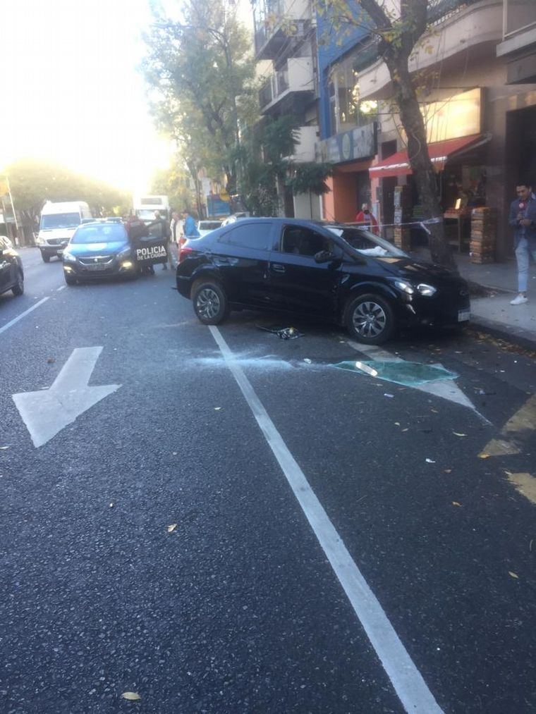 Buenos Aires: un auto volcó y chocó a otros dos estacionados