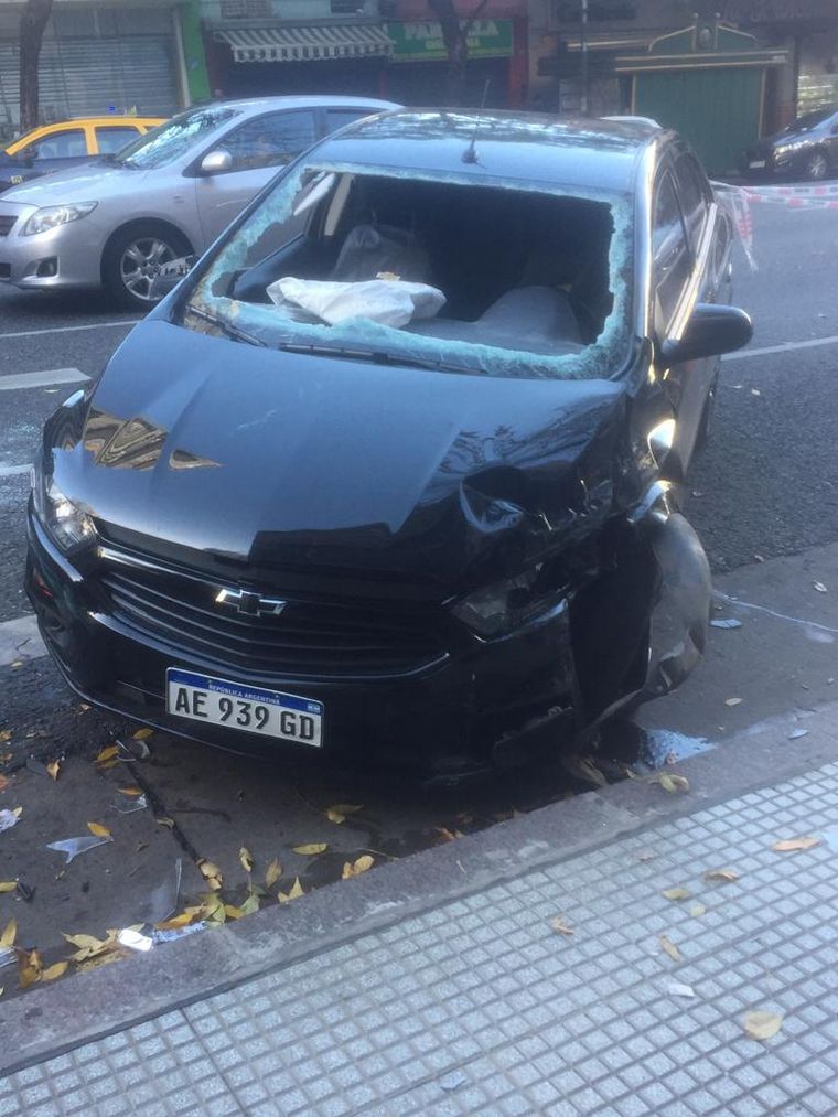 FOTO: Buenos Aires: un auto volcó y chocó a otros dos estacionados