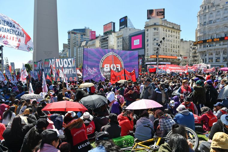 FOTO: Organizaciones sociales protesta en el Obelisco porteño.